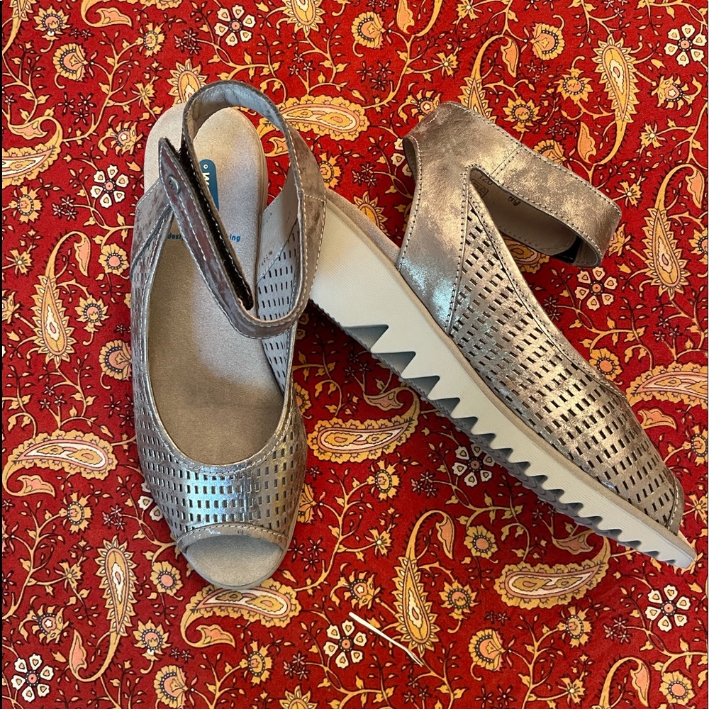 WOLKY Women’s ‘Frosty’ Peep Toe Walking Sandals.